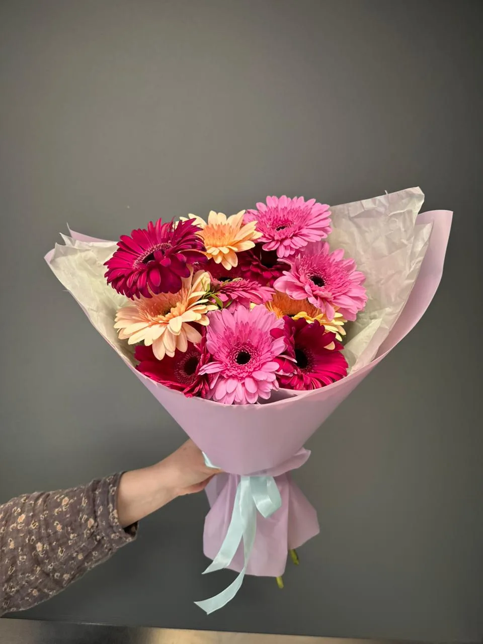 Букет №26: яркие герберы трёх цветов в крафтовой упаковке, доставка цветов в Коломне