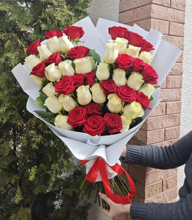 Букет № 79 из 51 белой и красной эквадорской розы в форме сердца.
                 Высота роз — 70 см. Доставка цветов в Коломне. Цена: 19 650 ₽, доставка в Коломне