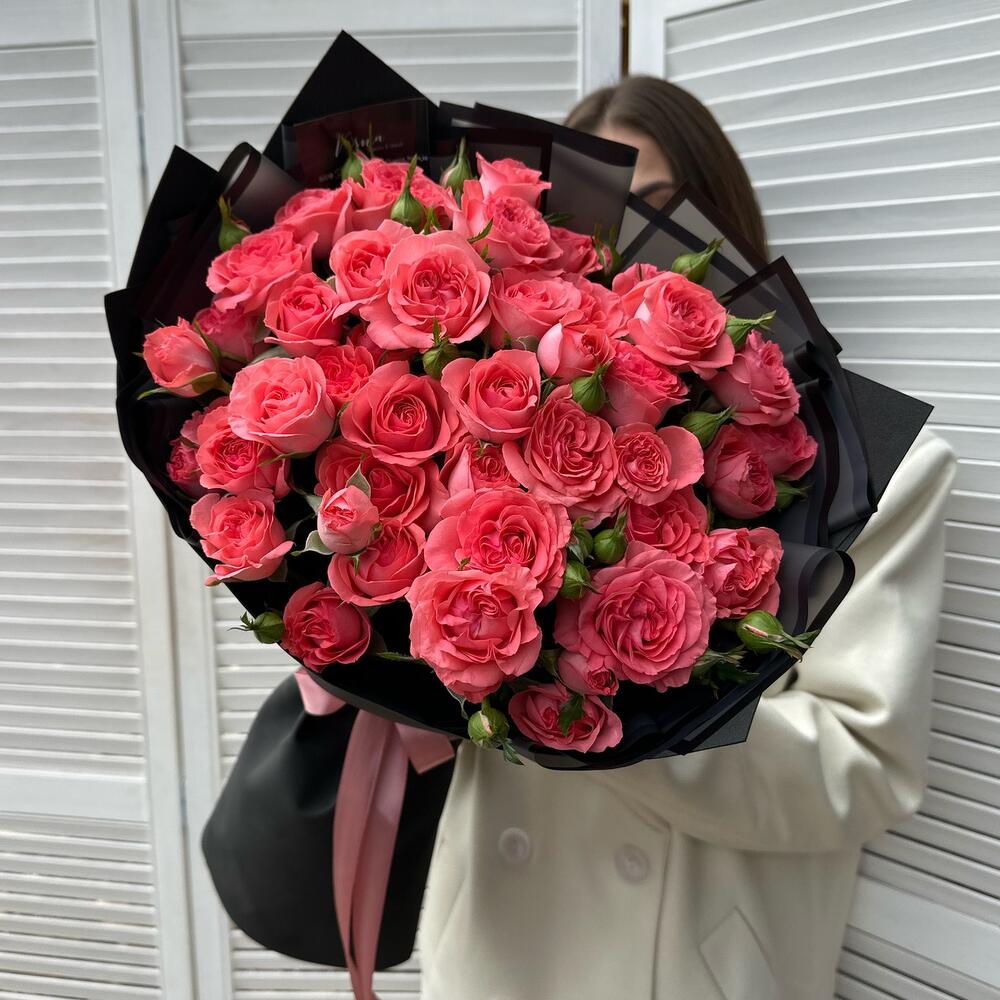 Букет №27: кустовые розы в чёрной дизайнерской упаковке, доставка цветов в Коломне