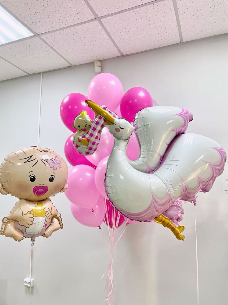 Сет №85 — «Сет на выписку для девочки»: фольгированная фигурка девочки,
                   аист с малышом и 17 розовых латексных шаров — Коломна