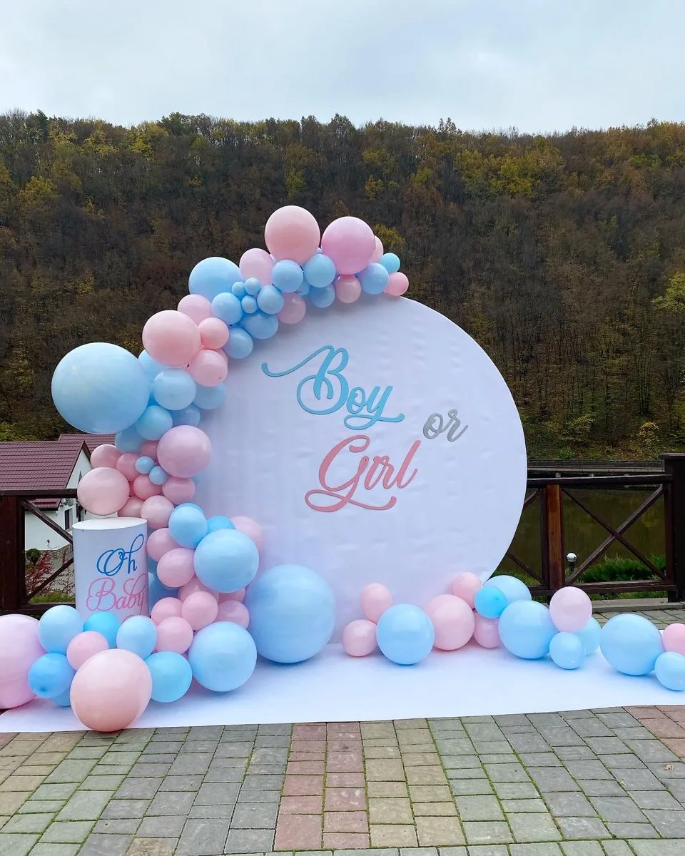 Фотозона «Boy or Girl» для гендер-пати: круглый фон, арка из шаров, стойка с надписью «Oh Baby»
