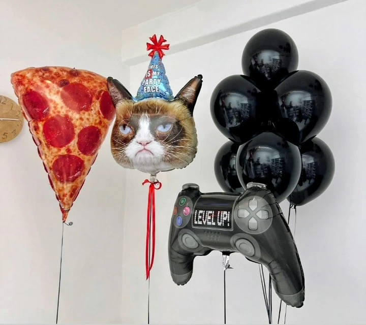 Сет № 142: набор воздушных гелиевых шаров с фигурами „Пицца“, „Сердитая кошка в колпаке“,
                     „Геймпад“ и фонтаном из чёрных латексных шаров. Доставка в Коломне. Цена: 5 750 ₽