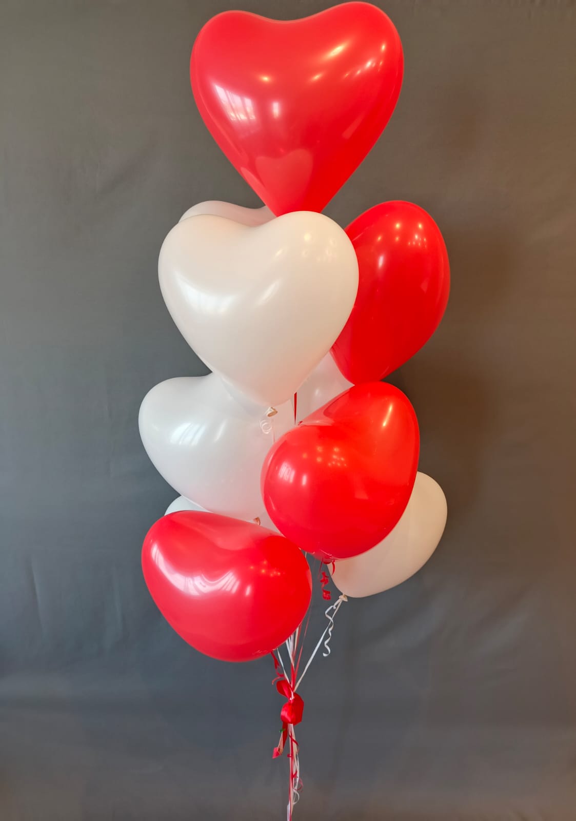 Сет №83 — «Сердечный букет»: 6 белых и 4 красных латексных шаров‑сердец
                   12×30 см с красным бантом и грузиком — Коломна