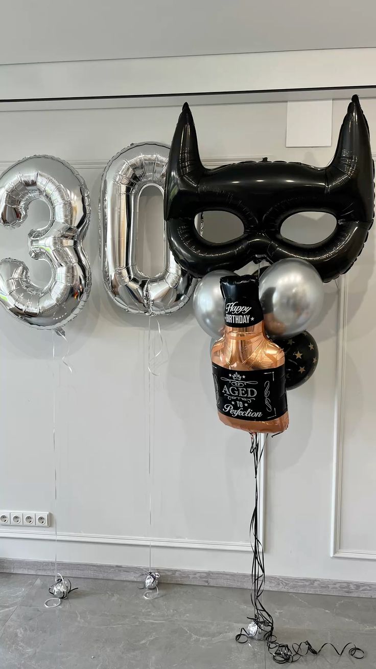 Сет гелевых шаров «Бэтмен отмечает 30 лет»: композиция из фольгированной маски Бэтмена (107 см), фигуры «бутылки виски» (74 см),
                       хромированных серебряных шаров, чёрных шаров с золотыми звёздами, фольгированных цифр «3» и «0» (102 см) и грузиков.. Доставка в Коломне