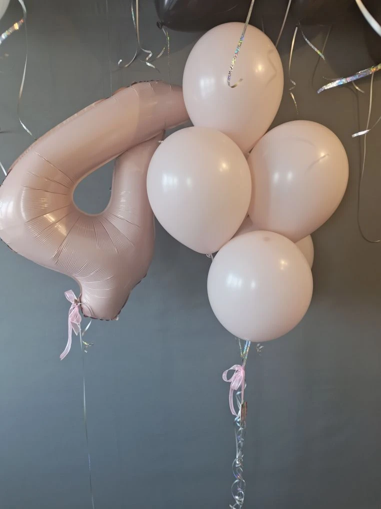 Сет № 131: набор гелиевых шаров на день рождения (4 года) с фольгированной цифрой «4» нежно‑розового цвета и фонтаном из бежевых латексных шаров, украшенный розовыми атласными лентами