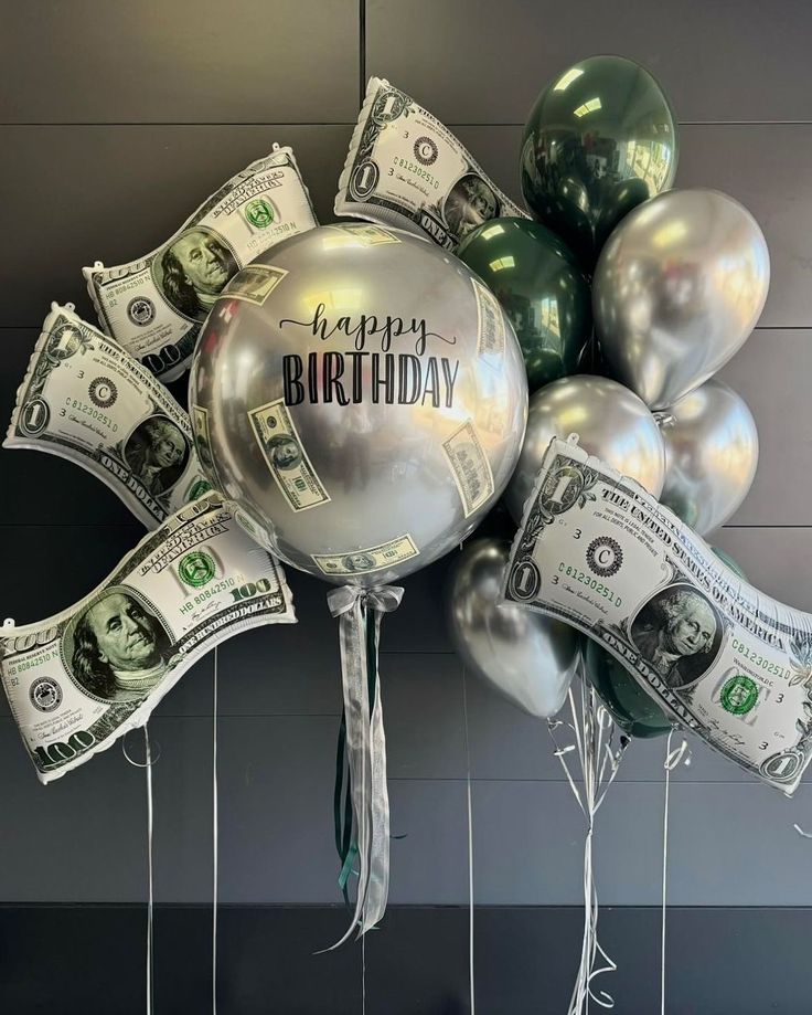 Роскошная композиция из гелевых шаров «С днём рождения, наш миллиардер» (сет № 149):
                     5 шаров-купюр 100 долларов (66 см), шар-гигант 90 см с надписью «Стеклянный гигант»,
                     5 хромированных и 5 зелёных шаров Double Stuff, атласные ленты, грузики. Доставка в Коломне