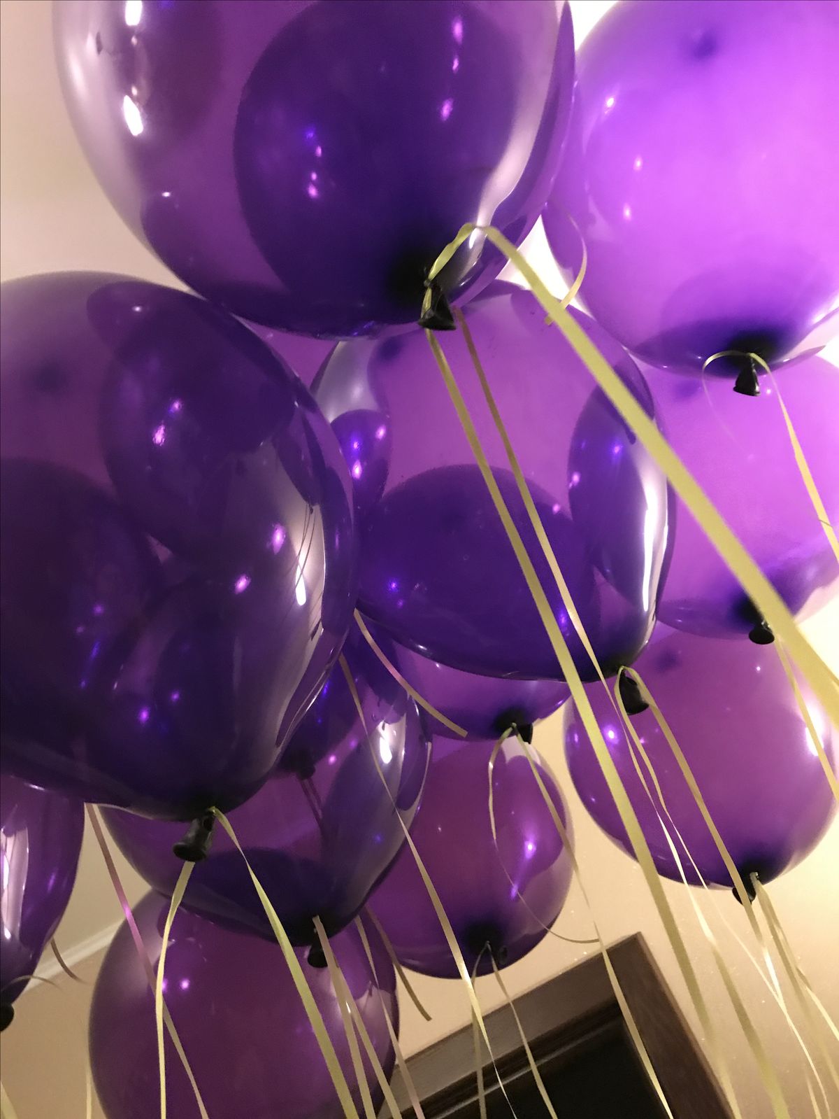 Набор гелиевых шаров 'Сет № 121 Фиолетовый кристалл под потолок': 15 латексных шаров
                     фиолетовый кристалл (диаметр 30 см), укомплектованы золотыми лентами
                     (возможна замена цвета по согласованию с менеджером). Цена 2 400 рублей, доставка в Коломне