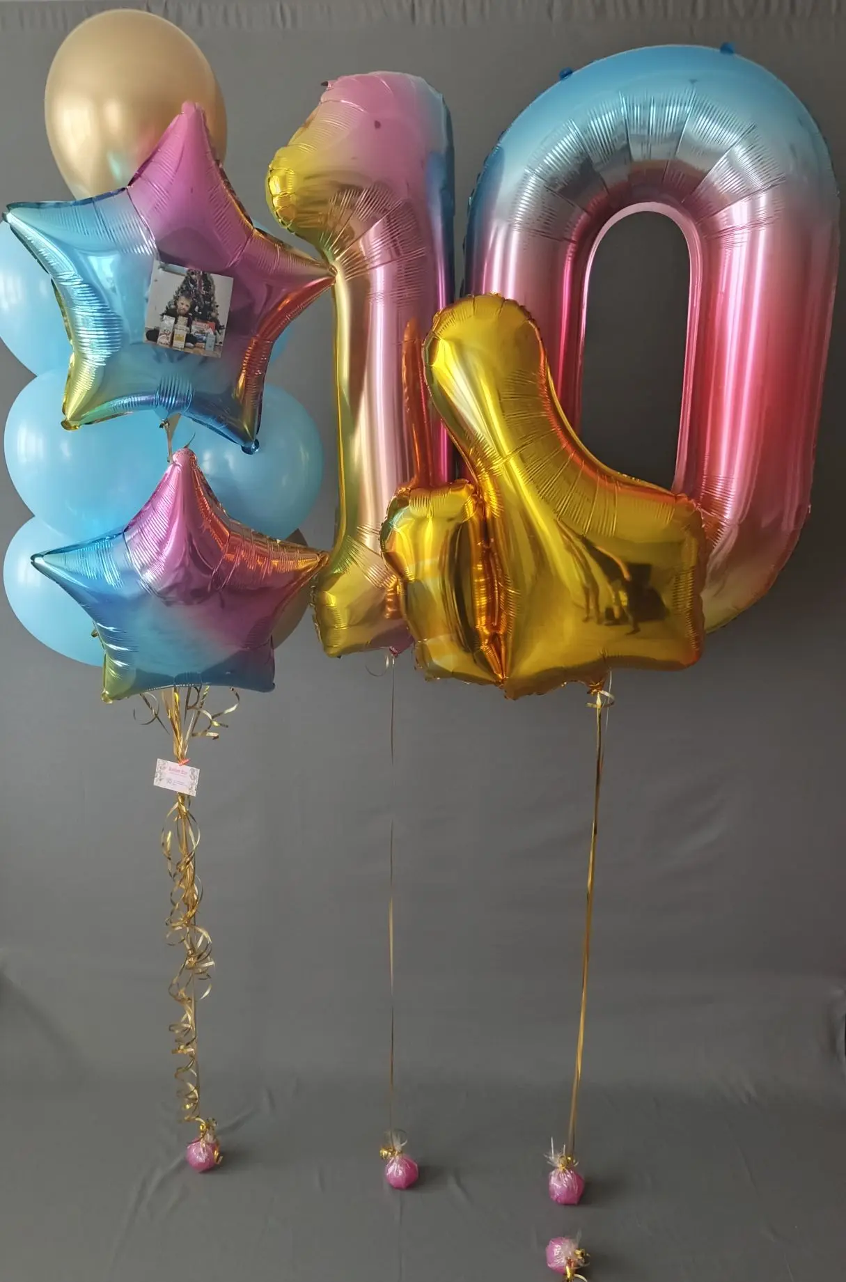 Сет № 130: набор гелиевых шаров на день рождения
                    (10 лет) с цифрами «1» и «0» радужного градиента, золотым лайком
                     «С днём рождения, любимый сын Иван», хромированными и голубыми
                      латексными шарами, звёздами с фото и без