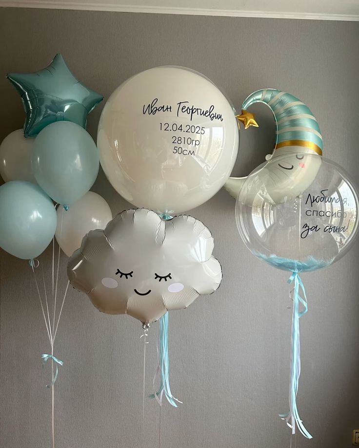 Сет № 133: набор гелиевых шаров на выписку для мальчика «Добро пожаловать домой, малыш!» (9 шт.).
                     Включает фольгированные фигуры луны и облачка,
                     шар в шаре с надписью, баблс с перьями, голубые и белые латексные шары. Цена: 9 650 ₽.