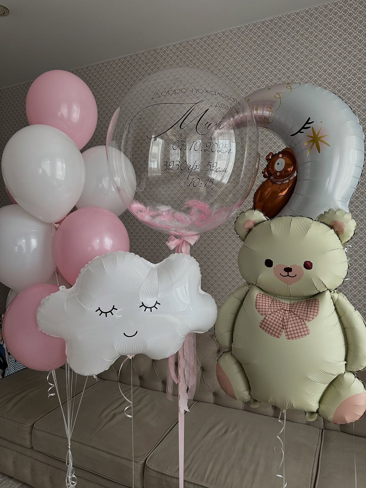 Сет № 129: композиция из гелиевых шаров на выписку из роддома для девочки — баблс с розовыми перьями и индивидуальной надписью, фольгированное облачко, шары „Мишка на луне“ и „Мишка“, латексные шары розового и белого цвета, украшенные атласными лентами