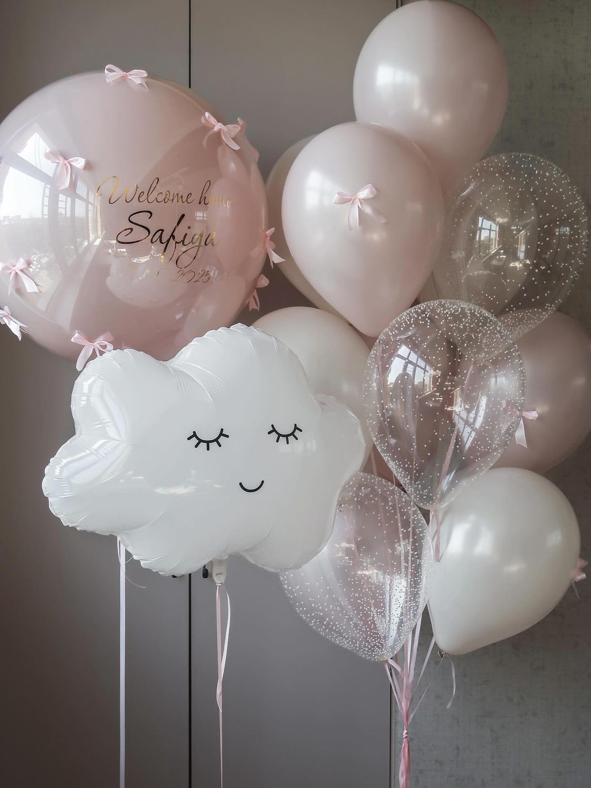 Сет № 128: композиция из гелиевых шаров на выписку из роддома для девочки 
                  — зеркальный гигант с надписью, фольгированное облачко, латексные шары
                   нежно-розового цвета и с конфетти, украшенные атласными бантами