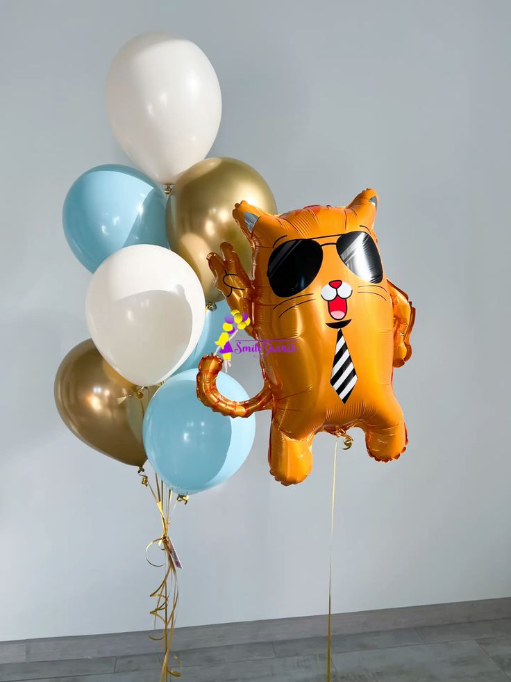 Сет № 104 «Фонтан шаров с гелием и фигура крутого кота»: 8 гелиевых шаров (фигура кота в очках и галстуке,
                     голубые, белые и золотые хромированные шары), цена 2 060 рублей, доставка в Коломне.