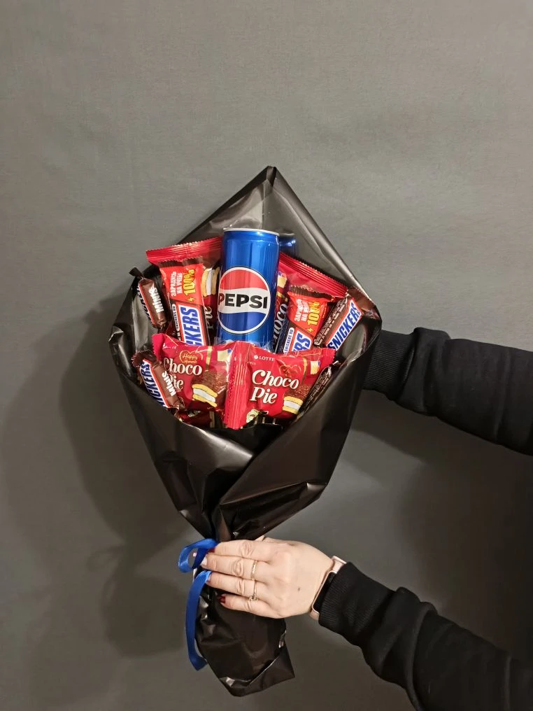 Сладкий букет № 11 “Чокопайка”: банка Pepsi, батончики Snickers стандарт (2 шт.), печенье Choco Pie (6 шт.), мини‑батончики Snickers Minis (4 шт.).
                 Оформлен в шоколадной плёнке с атласным бантом и лентой. Аппетитная композиция из 13 единиц лакомств. 
                 Элегантный подарок в Коломне