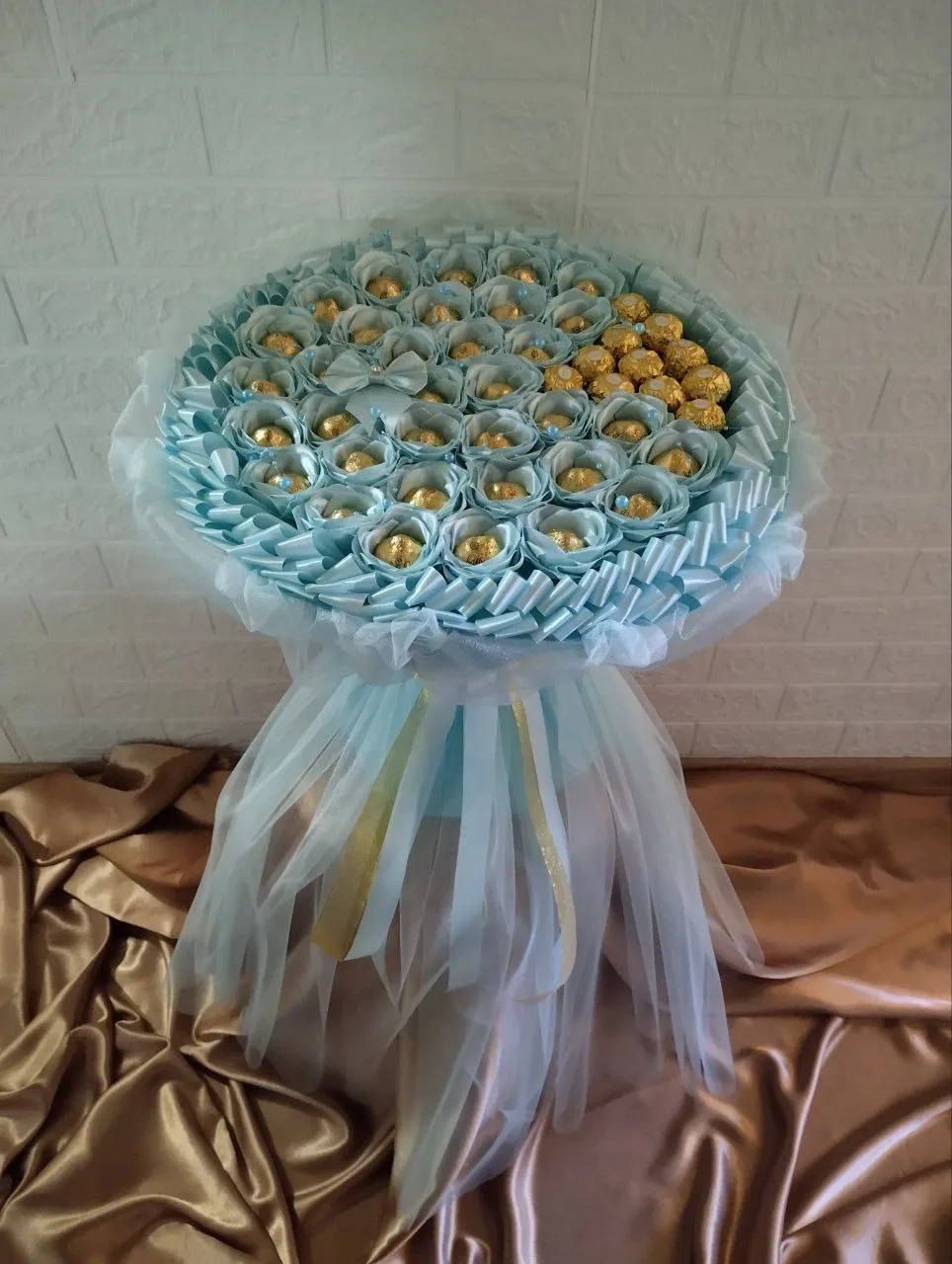 Сладкий букет № 15 из конфет Ferrero Rocher (11 шт.) и Осенний вальс (34 шт.),
                 декорирован стразами и фатином, цена 6 000 рублей, доставка в Коломне