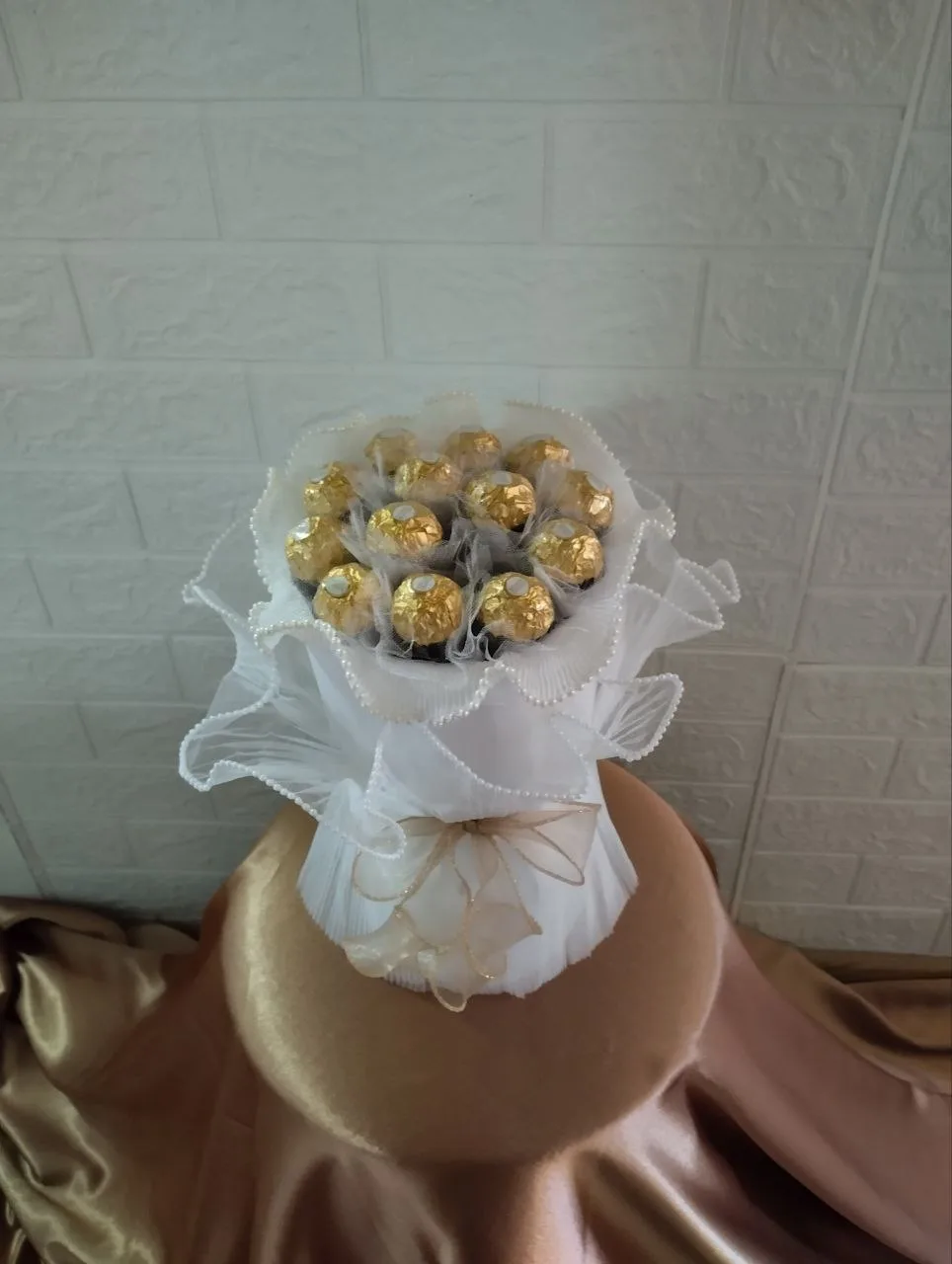 Сладкий букет № 16 из 13 конфет Ferrero Rocher в дизайнерской упаковке:
                 органза с бусинками, фатин, лента с волнистым краем. Цена 3 500 рублей, доставка в Коломне