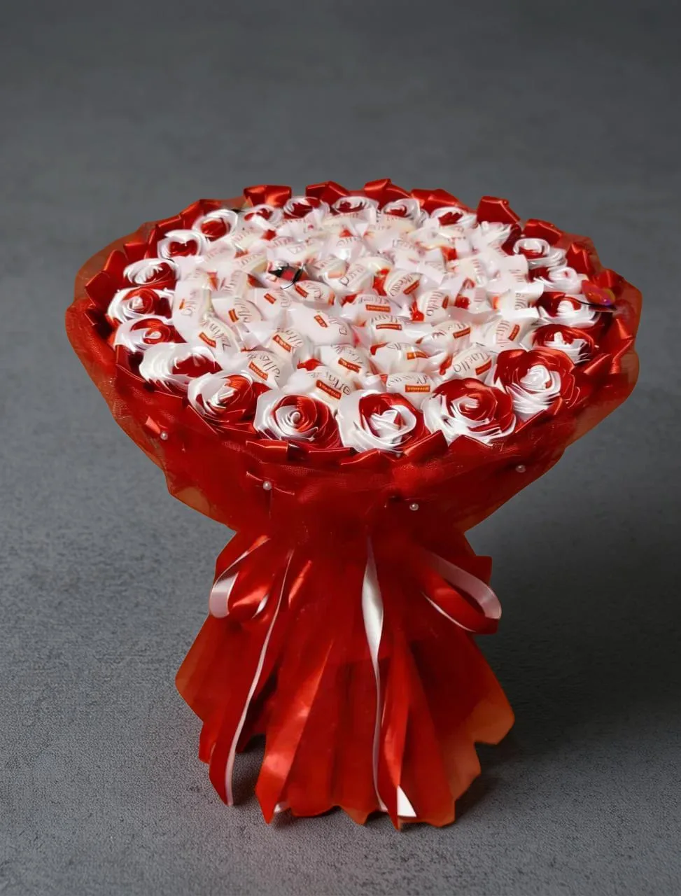 Сладкий букет № 17 «Рафаэлка» из 45 конфет Raffaello: декорирован бабочкой, стразами, фатином, атласной лентой и гофрированной бумагой.
                 Основа — пенопласт, ручка из бамбуковых шпажек. Цена 5 500 рублей, доставка в Коломне