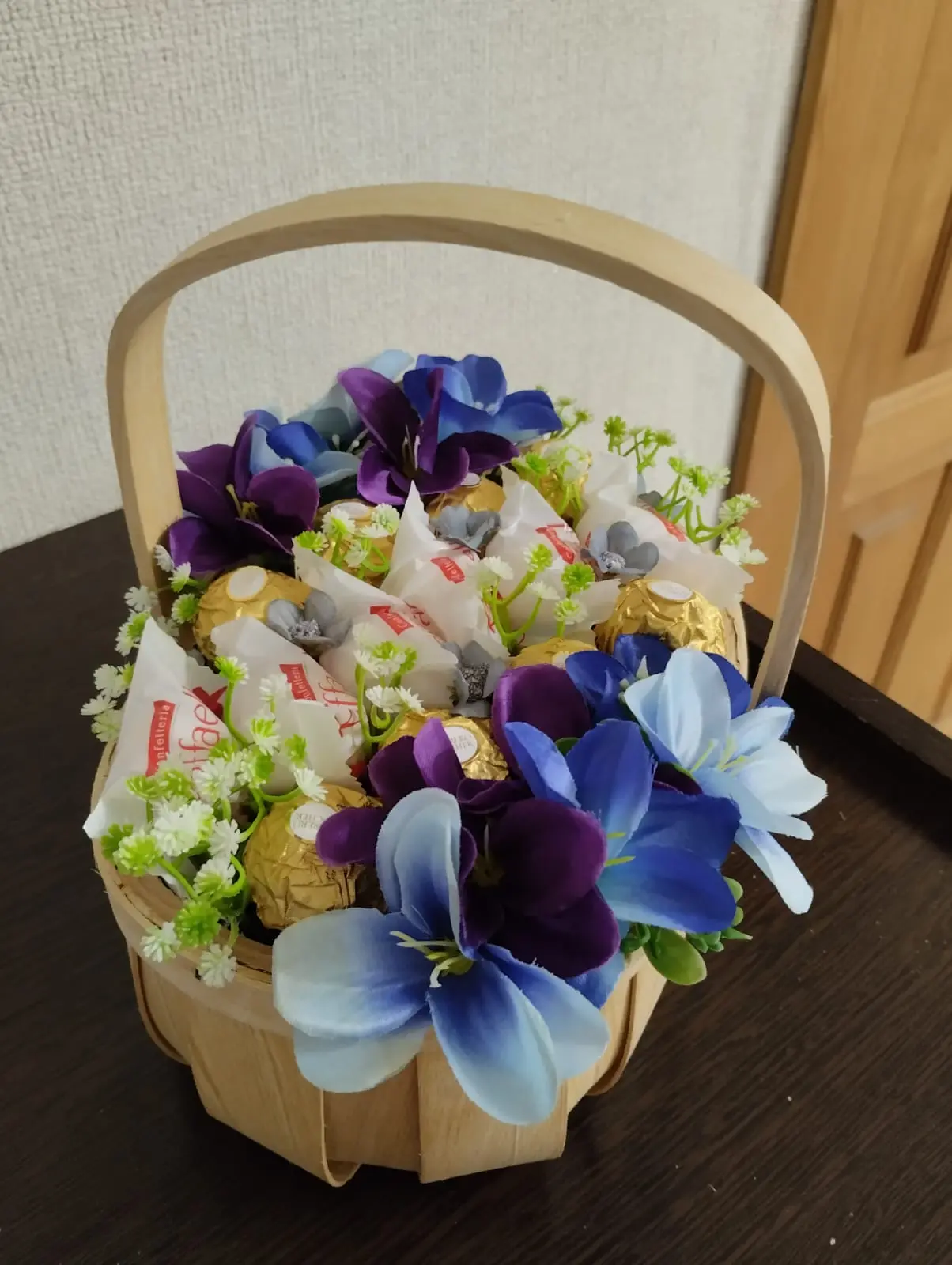 Сладкий букет № 5 в корзине: 8 конфет Ferrero Rocher и 6 конфет Raffaello, дополненные комплектом декоративных цветов.
                     Элегантная композиция размером 13 × 19 см — идеальный сладкий подарок в Коломне