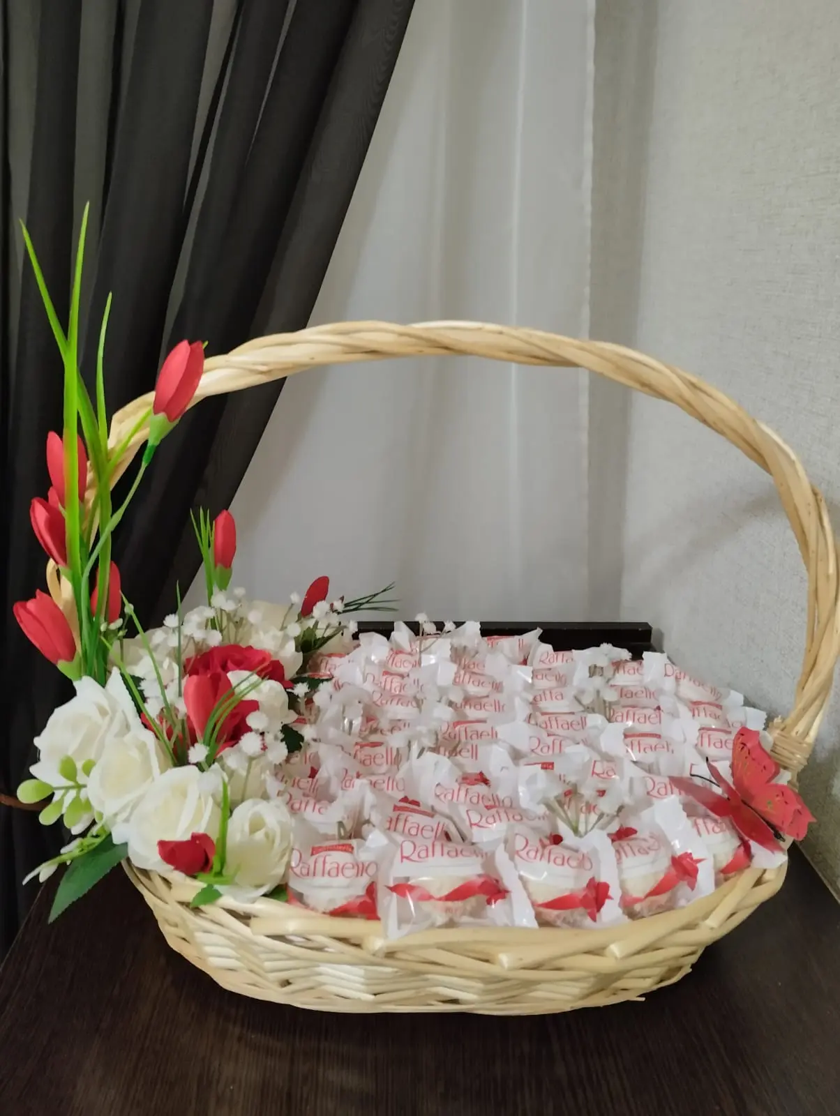 Сладкий букет № 8 „Raffaello: цветочная композиция в корзине“ — 28 конфет Raffaello,
                     декоративные цветы, бабочка, корзина 36×28 см, подарок в Коломне