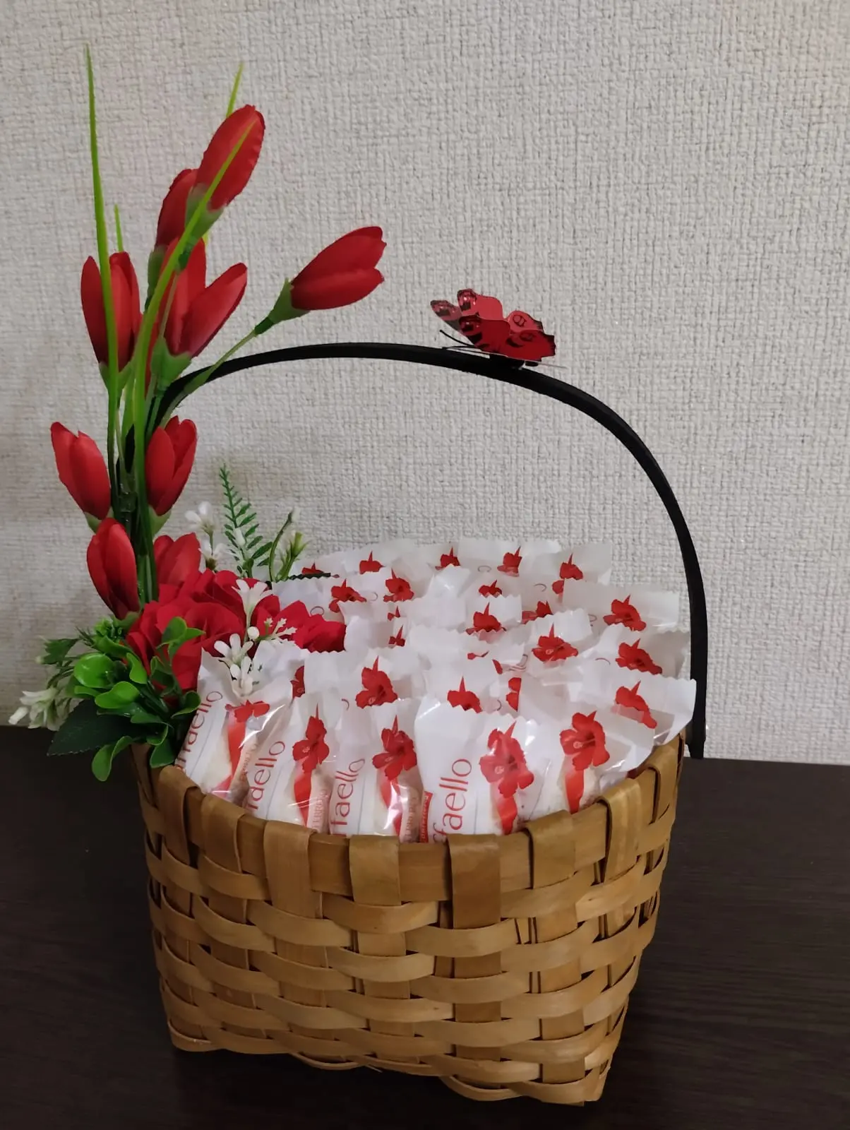 Сладкий букет № 9 с конфетами Raffaello, декоративной бабочкой
                     и цветами в стильной корзине (21×21 см), подарок в Коломне